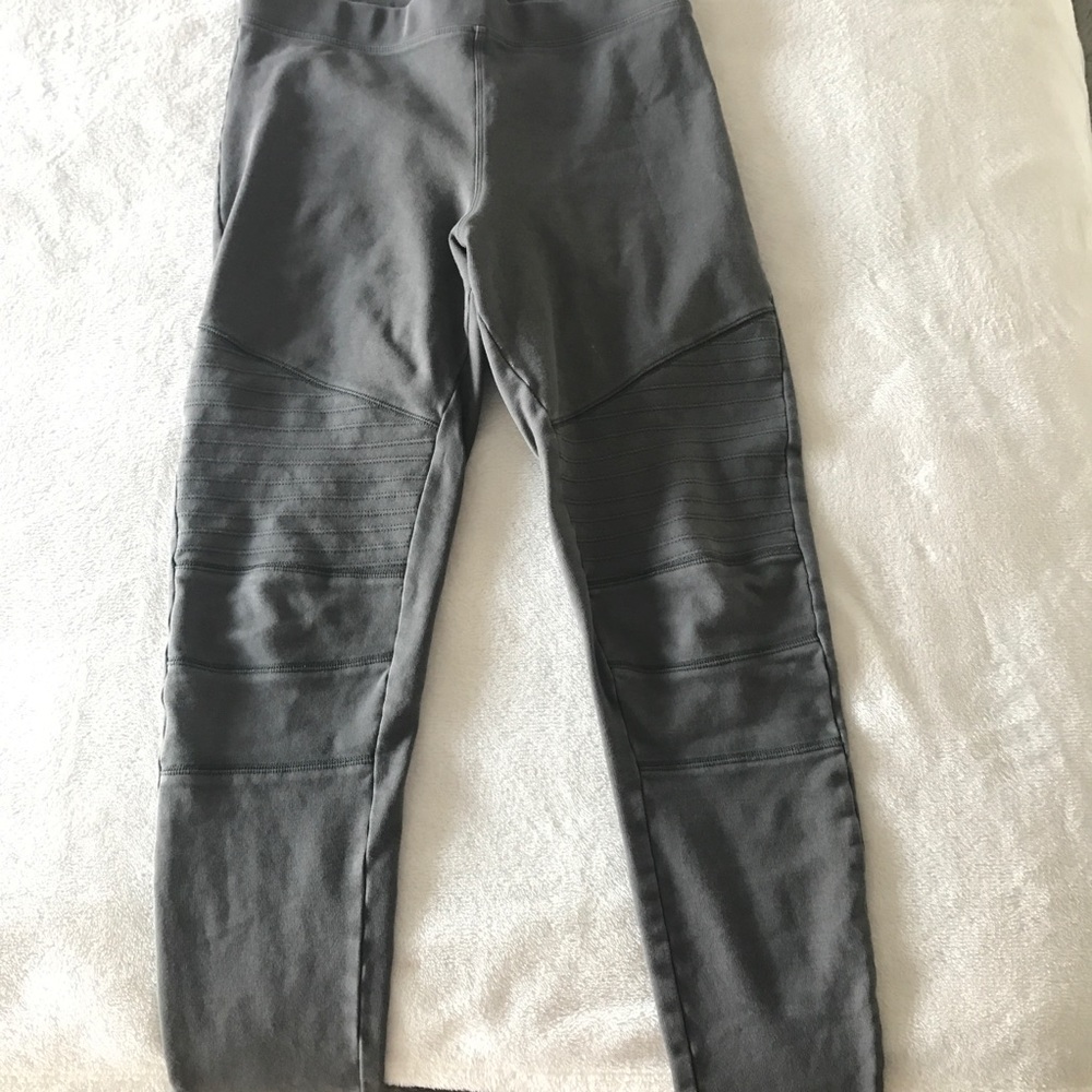 Leggings with stripes on the knees